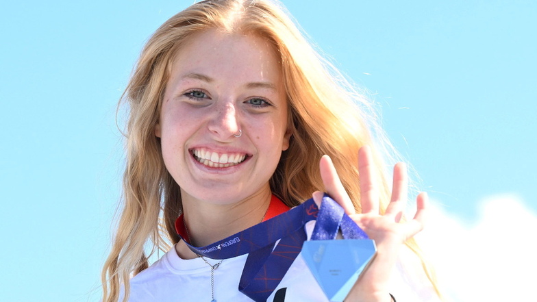 Die erste deutsche Medaille der European Championships 2022: BMX-Freestylerin Kim Lea Müller jubelt über ihre Silbermedaille.