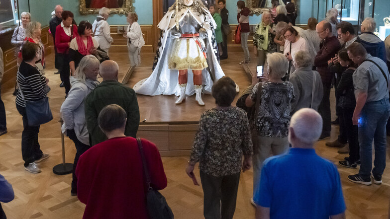 Noch immer huldigen die Untertanen ihrem August: Die Figurine trägt den Krönungsornat des Königs von Polen aus dem Jahr 1697. In voller Pracht zu sehen ist das Ganze im Dresdner Residenzschloss