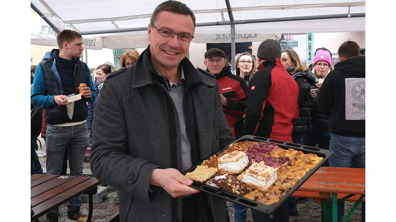 Auch Bürgermeister Ralf Rother und seine Frau steuerten Kuchen für den Basar bei.