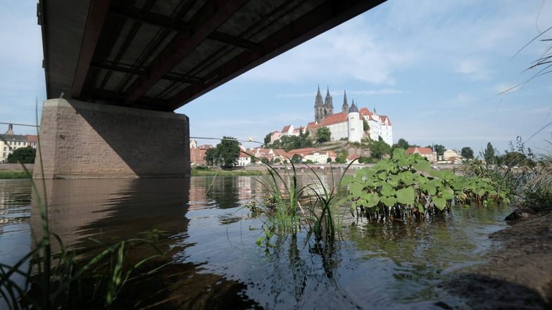 Um die Löscharbeiten in der Sächsischen und Böhmischen Schweiz zu unterstützen, hat Tschechien den Elbpegel steigen lassen. Das ermöglicht auch wieder Kontrollfahrten auf dem Fluss.