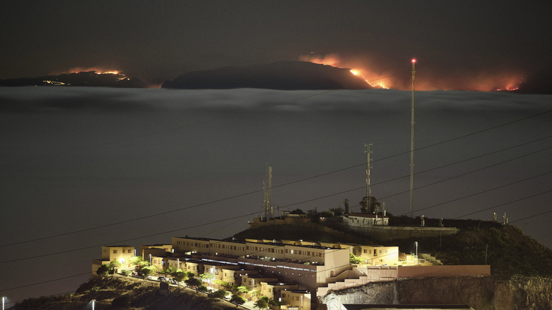 Blick von der Insel Teneriffa auf den Waldbrand auf Gran Canaria.