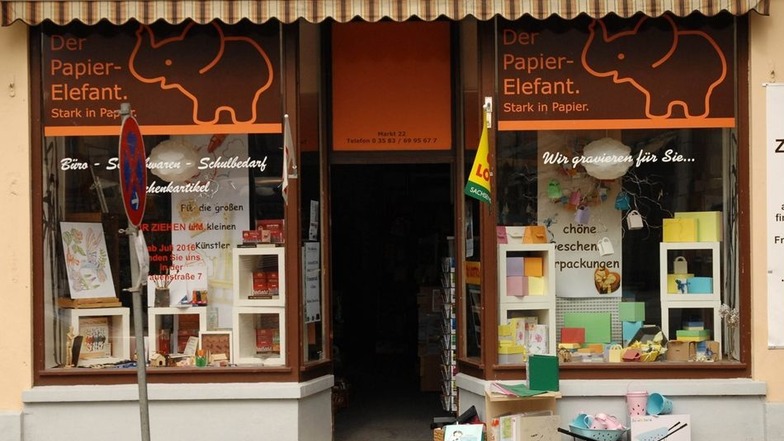 Das ändert sich außerdem in der Zittauer Geschäftswelt: Der „Papier Elefant“ auf dem Markt ...