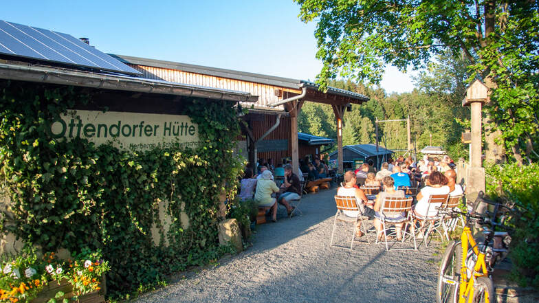 Die Ottendorfer Hütte – Bergwirtschaft & Herberge. Zum Kirnitzschtalfest gibt es hausgebackenen Kuchen, Frühschoppen und Live Musik.