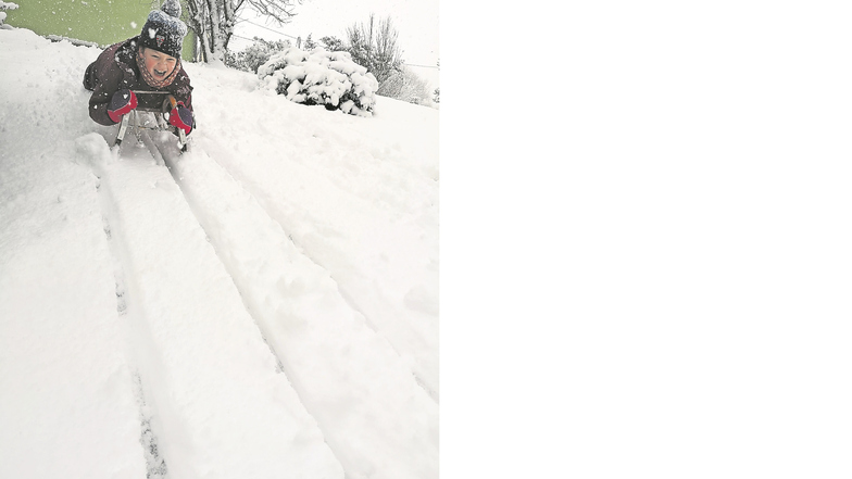 Schlitten-Abfahrt: Wagemutig rutscht Ronja den Schneehang hinab. Das begeisterte Mutti Anne Schmidt aus Rathewalde, die das Foto knipste.