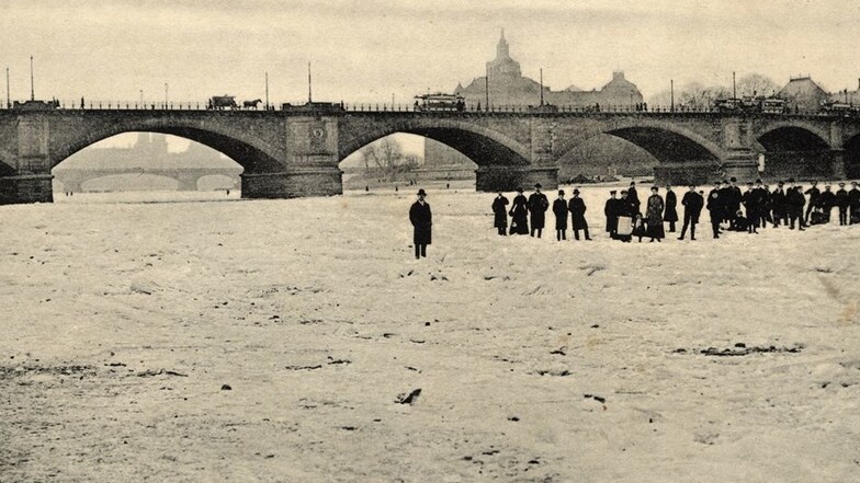 1912: Das Spazierengehen auf der Elbe wird im Februar für die Anwohner des Flusses zu einem regelrechten Spektakel. Zum Schlittschuhlaufen ist das allerdings zu uneben.