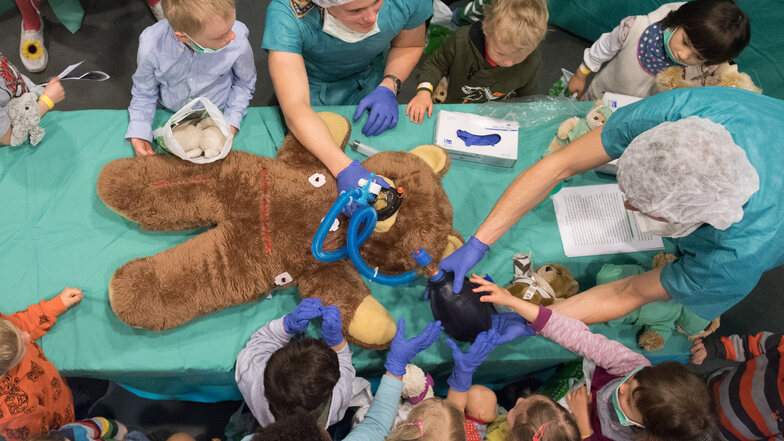 "Teddy-Klinik". Medizinstudenten und Kinder "operieren" im Universitätsklinikums Carl Gustav Carus anlässlich des Teddy-Krankenhauses einen Teddy-Patienten.