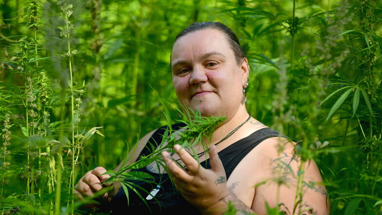 Karin Grunewald steht in einem Feld mit Hanf bei Zittau. Die Pflanze bringt für sie einen medizinischen Nutzen.