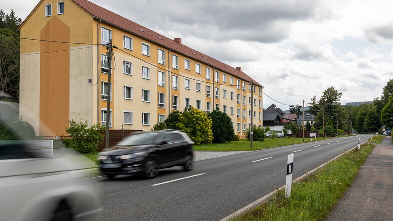 Genossenschaftswohnungen in Tal Naundorf an der B170. Die Lage hat zwei Seiten, eine gute Verkehrsanbindung geht einher mit Straßenlärm.