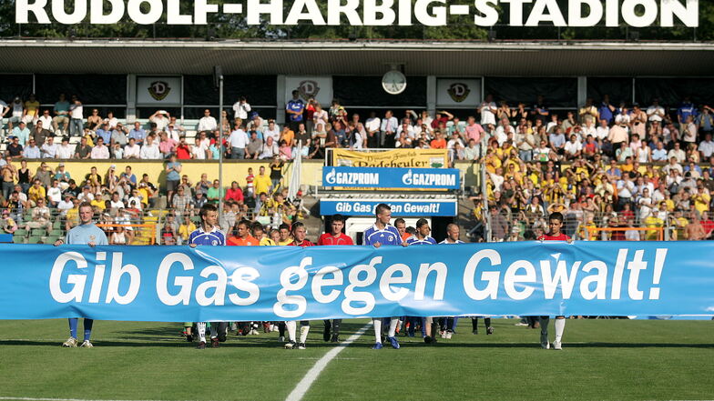 Das Zeichen gegen Gewalt: Am 18. Juli 2007 bestritt Schalke 04 ein Benifizspiel gegen Dynamo im alten Dresdner Rudolf-Harbig-Stadion unter dem Motto "Gib Gas gegen Gewalt". Die Partie endete 1:1, den Treffer für Dynamo erzielte Pavel David.