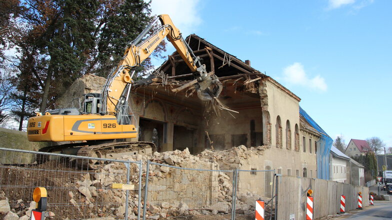 Der Abriss von Hartmanns Gasthof im Großröhrsdorfer Ortsteil Hauswalde hat begonnen. Das Gebäude war einsturzgefährdet.
