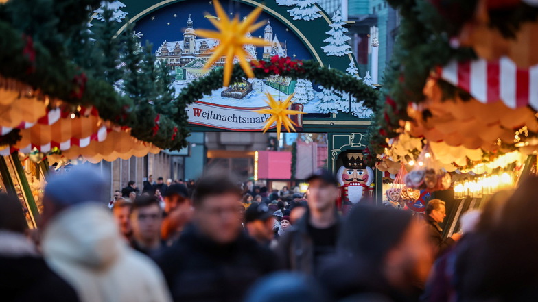 Besucher schlendern 2022 über den Leipziger Weihnachtsmarkt: Die Händler auf den großen Weihnachtsmärkten in Sachsen suchen händeringend nach Arbeitskräften.