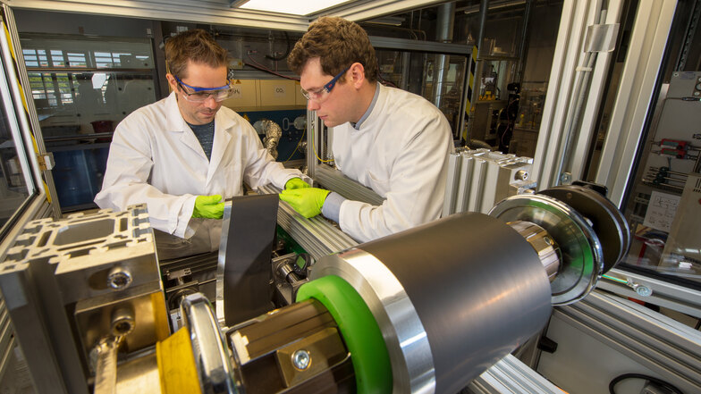 Benjamin Schumm (r.) und Sebastian Tschöcke prüfen im Dresdner Fraunhofer-Institut IWS die Beschaffenheit der Elektroden-Rolle. Es geht um Batterien der Zukunft.