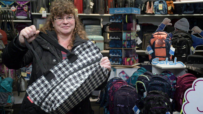 Elke Hartmann hat gleich im ersten Geschäft etwas gefunden, das ihr gefällt: eine neue Shopping-Tasche.