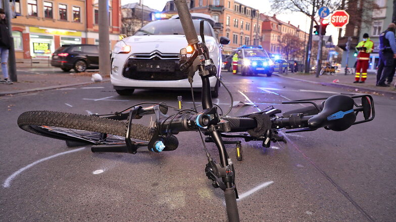 Am 28. Oktober kam es in Leipzig an einem Tag zu zwei Unfällen. Bei beiden waren Fahrradfahrer involviert, einer stirbt. Nun sucht die Polizei nach Zeugen. (Symbolfoto)