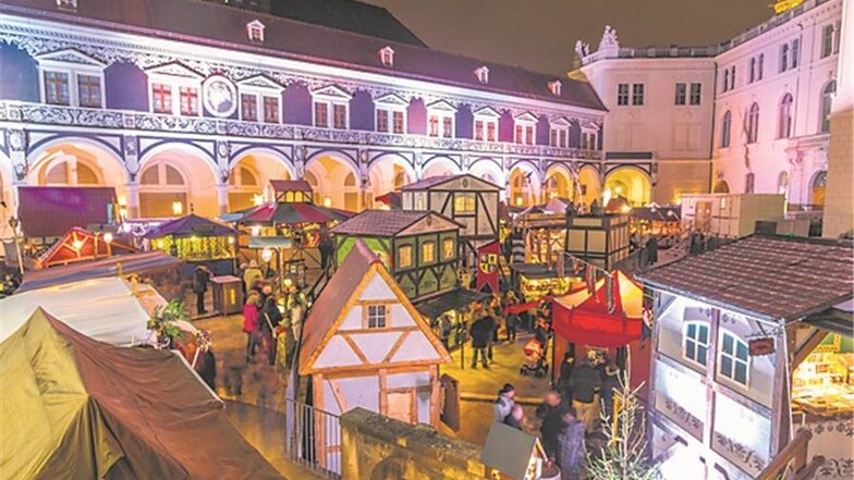 Eine Zeitreise ins Mittelalter können Besucher im Dresdner Stallhof erleben. Schon seit Jahren zieht der historische Weihnachtsmarkt viele Gäste an. In den mittelalterlich anmutenden Verkaufsständen zeigen verschiedene Handwerker ihr Können. Mit dabei sin