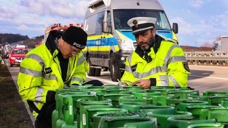 Polizisten untersuchen die Gasflaschen, die am Dienstag für eine Vollsperrung der A 4 sorgten. Stammen sie von einem Diebstahl in Dresden?