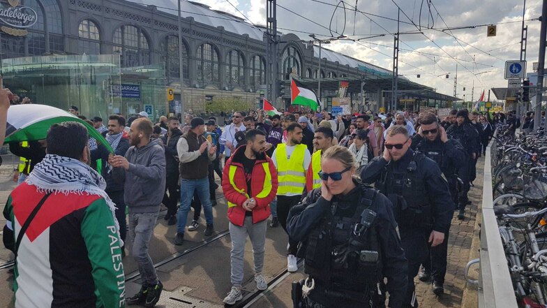 Polizisten sichern den Demonstrationszug ab, der am Wiener Platz gestartet war.