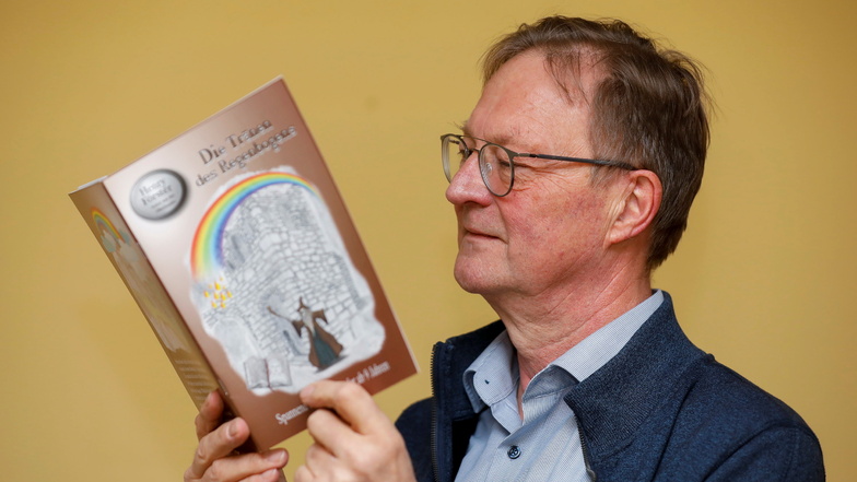 Henry Förster erfindet gern Geschichten für seine Enkelkinder. Damit auch andere Kinder sie lesen können, lässt er daraus Bücher machen. Das neueste heißt: "Die Tränen des Regenbogens".