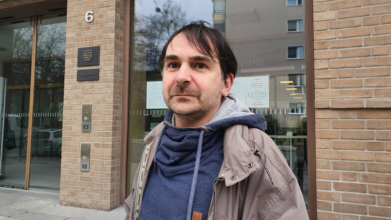 Das frühere Vereinsmitglied Enrico Bakán zeigte die Fälschung des Sitzungsprotokolls an. Auch er kam am Mittwoch zum Gericht.