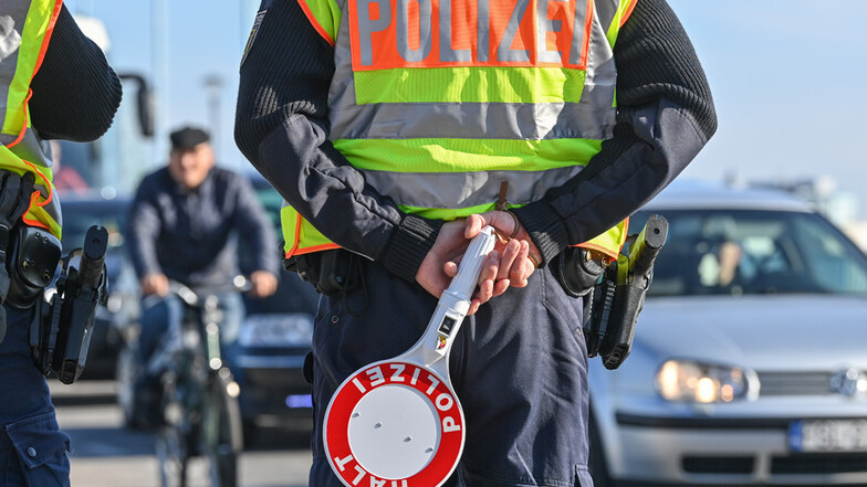 Beamte der Bundespolizei kontrollieren die Einreise nach Deutschland aus Polen am Grenzübergang Stadtbrücke in Frankfurt (Oder).