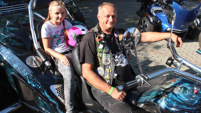 Die zehnjährige Emely aus dem Kinderheim Wuischke nahm an der Ausfahrt auf dem Rücksitz des Trikers von Olaf Kresse Platz.