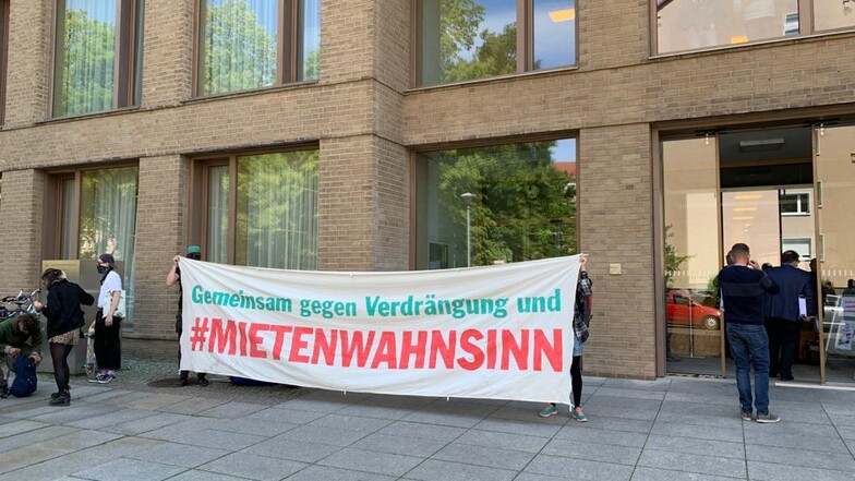 Mehrere Menschen demonstrierten am Montag vorm Dresdner Amtsgericht. Anlass war der Prozessbeginn zur Putzi-Besetzung.