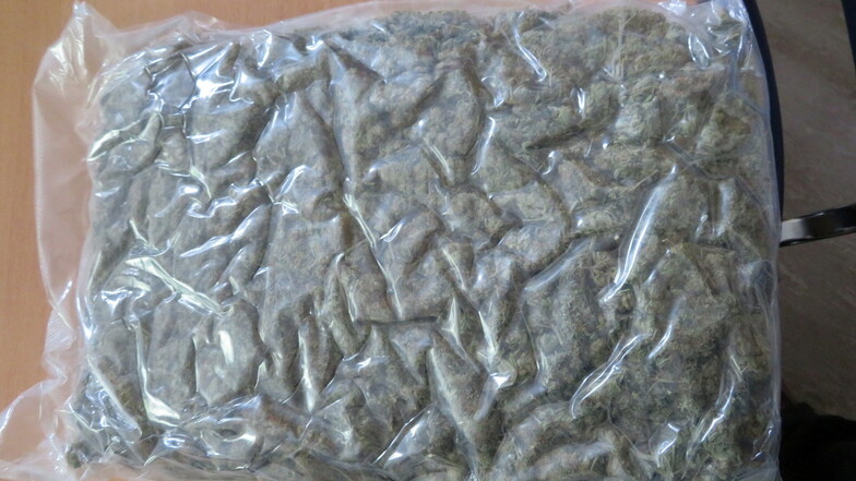 Ein Kilogramm Marihuana wie hier war laut Anklage die Mindestankaufmenge der beiden Serben, die jetzt vor Gericht sitzen.