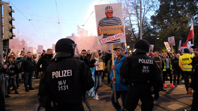 Bereits am 7. November sah sich die Polizei in Leipzig mit Rechtsextremisten unter den "Querdenken"-Demonstranten konfrontiert.