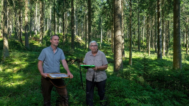 Christiane Hemker, Projektleiterin von ArchaeoTin, und und Matthias Schubert, Leiter der Montanarchäologie. Die ganze Region hier wurde mehrfach von den frühen Bergleuten umgegraben. senken, Hügel und hohe Kanten entstanden so.