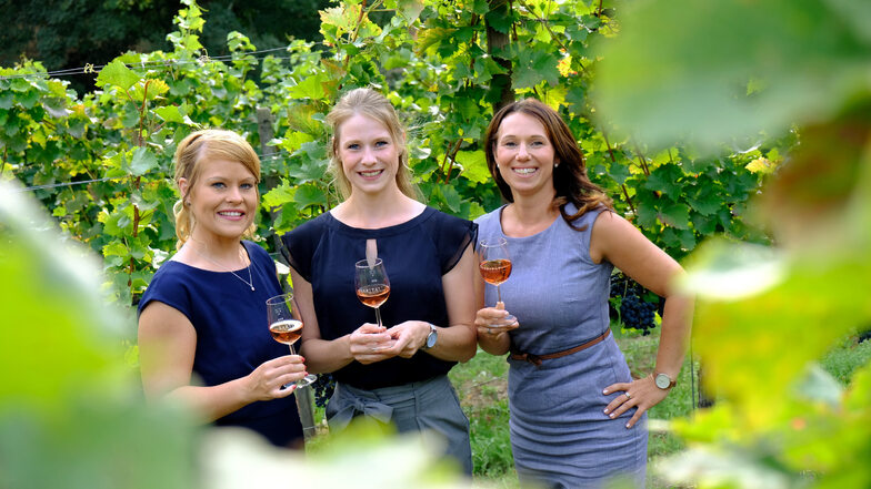 Weinkönigin Katja Böhme neben den Weinprinzessinnen Ann-Kathrin Schatzl und Jenny Zumpe (von rechts).