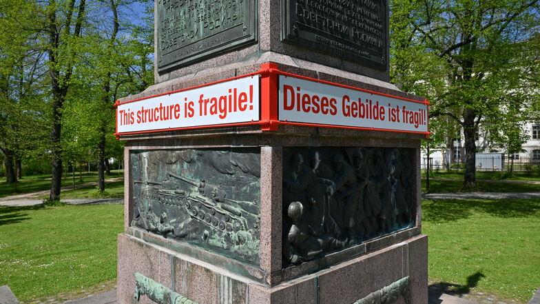 Das Sowjetische Ehrenmal in Dresden trägt bis zum 31. Mai eine künstlerische Bauchbinde von Svea Duwe. Die Arbeit verweist auf die Widersprüche, die dem Denkmal innewohnen. Abgerissen wird es nicht, sondern 2024 restauriert und kontextualisiert.