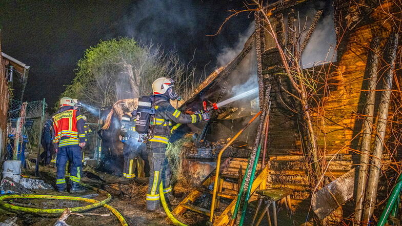 Bauwagenbrand in Pirna-Copitz: 30 Feuerwehrleute waren mehrere Stunden am Sonntagmorgen im Einsatz.