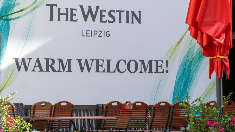 "The Westin Leipzig. Warm Welcome!" steht auf einem Schild vor dem Hotel in Leipzig.