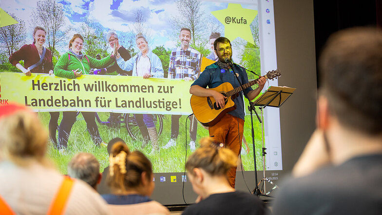 Christian Völker-Kieschnick von der KuFa begrüßte die Gäste mit einem Lied des hiesigen Bergmanns und Musikers Gerhard Gundermann (1955-1998).