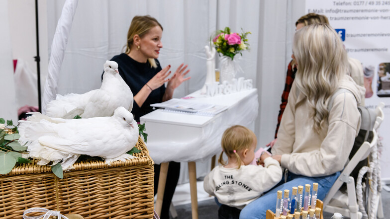 Erfahrene Weddingplaner beraten Brautpaare auf der Hochzeitsmesse zum perfekten Hochzeitstag.