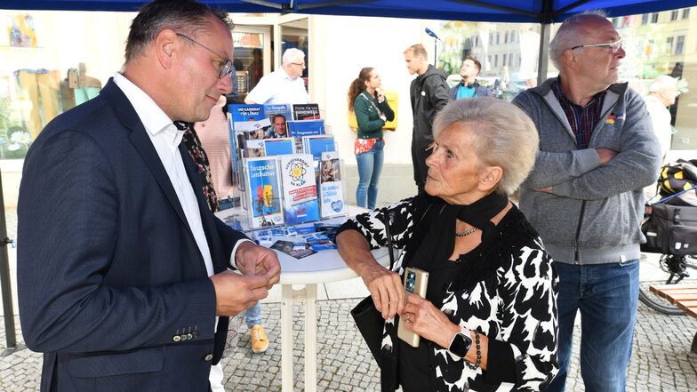 Löbau am Markttag: Tino Chrupalla im Gespräch mit
Gerlinde Adler. Anschließend gab's Selfies.