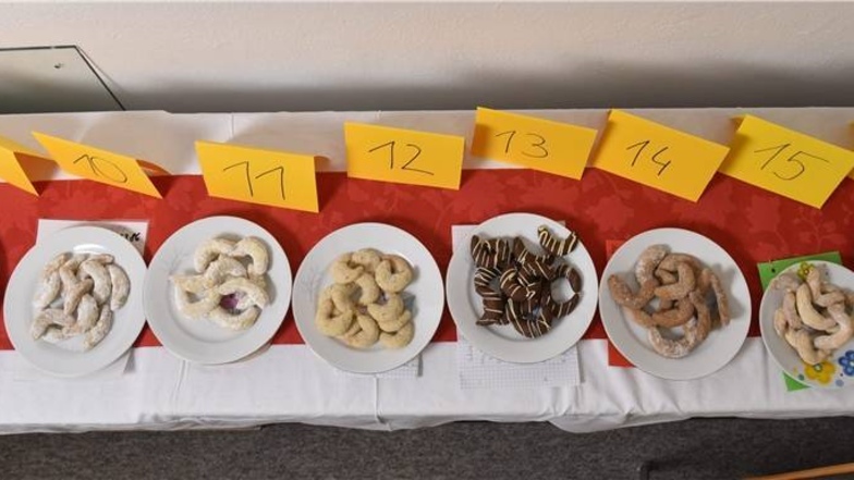 In diesem Jahr reichten die Präsentationstische für die Plätzchen-Proben kaum aus, denn 17 Hobbybäcker und -bäckerinnen beteiligten sich diesmal am Wettbewerb. Das ist rekordverdächtig.