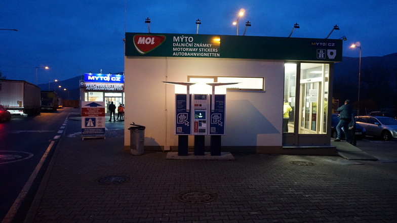 Ein Automat für die tschechischen Autobahnvignetten (Mitte): Wer hier kauft, wird nicht über den Tisch gezogen und hat es schnell geschafft.