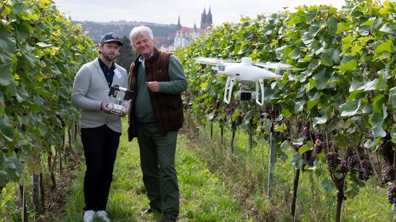 Martin Schieck (l.), Mitarbeiter der Universität Leipzig, und Georg Prinz zur Lippe steuern anlässlich der Mitteldeutschen Digitaltage im Wein- und Obstbau eine Drohne über den Proschwitzer Weinberg.