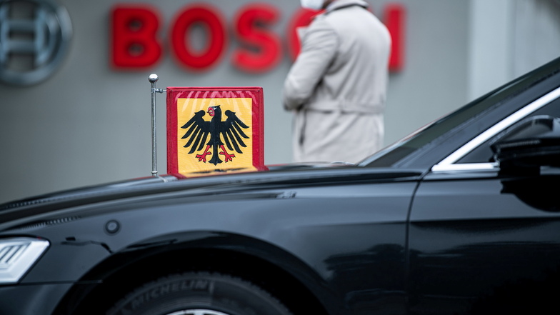 Dienstwagen bei Bosch: Die Standarte des Bundespräsidenten gehört zu einem schwarzen Audi mit dem kurzen Autokennzeichen "0 - 1".