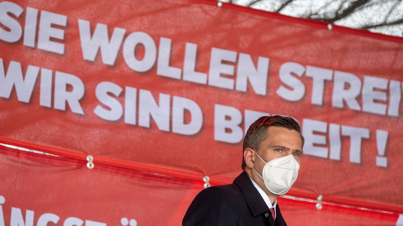 Am Freitag machte sich auch Sachsens Wirtschaftsminister Martin Dulig bei VW in Zwickau für die Warnstreikenden stark.
