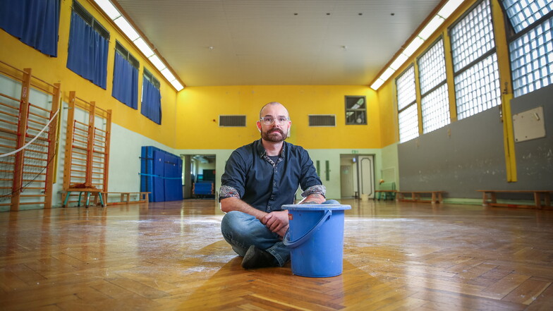 Die Turnhalle der 30. Grundschule in Dresden ist in einem sanierungsbedürftigem Zustand. Das ärgert Stefan Kraft, der Vater eines der Kinder an der Schule ist.