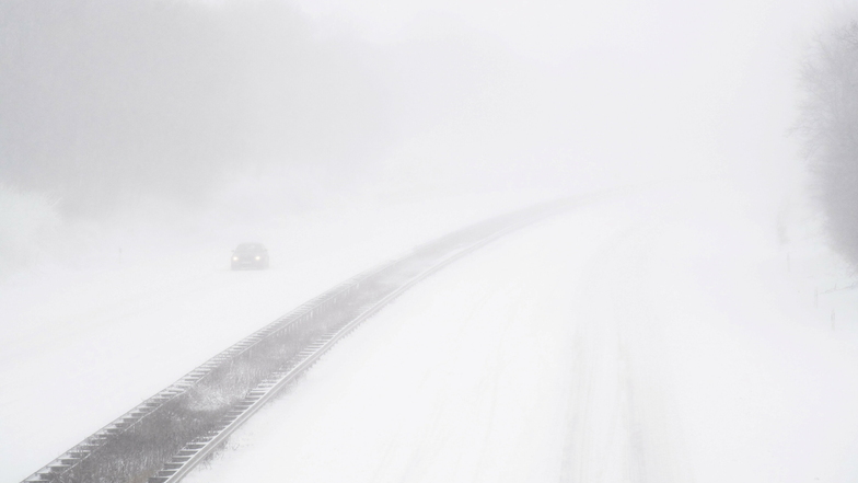 Niedersachsen, Laatzen: Ein Auto fährt im Schneesturm über die Autobahn A7.