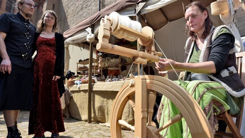 Traditionelle Handwerkskunst: Cornelia Hohenstein-Scheer aus Bad Schmiedeberg zeigte am Spinnrad, wie Wolle ursprünglich hergestellt wurde.
