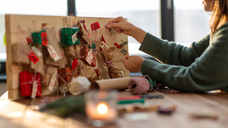 Mit einem selbstgebastelten Adventskalender und den passenden Geschenken zaubern Sie Ihren Lieblingsmenschen vom 1. Dezember bis Weihnachten garantiert ein Lächeln ins Gesicht.