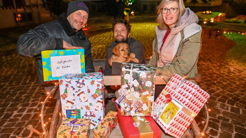 Im Döbelner Posthof wurde es am Sonnabend weihnachtlich. Viele Gäste  gaben Päckchen für ukrainische Kinder ab. Darüber freuten sich Sven Weißflog, Enrico Marzi und Helen Bauer.
