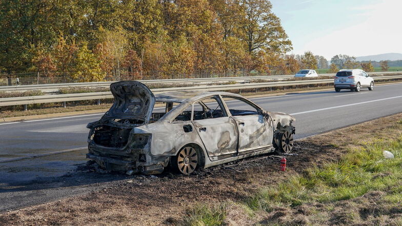 Audi brennt auf der A4 vollständig aus