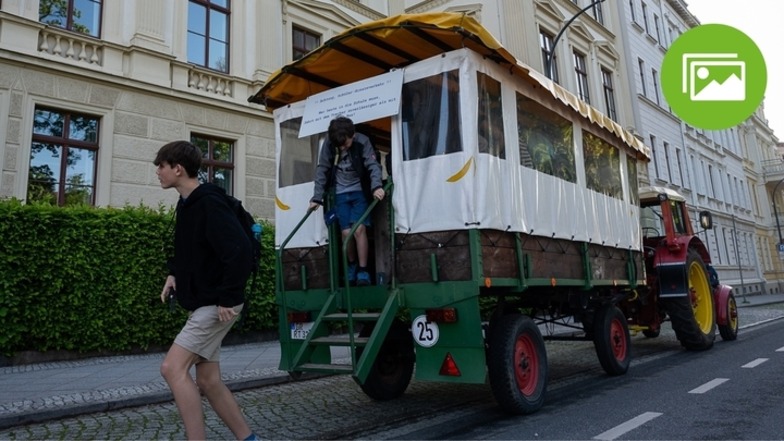 ÖPNV-Streik in Görlitz: Unternehmer bringt Kinder mit dem Traktor in die Schule