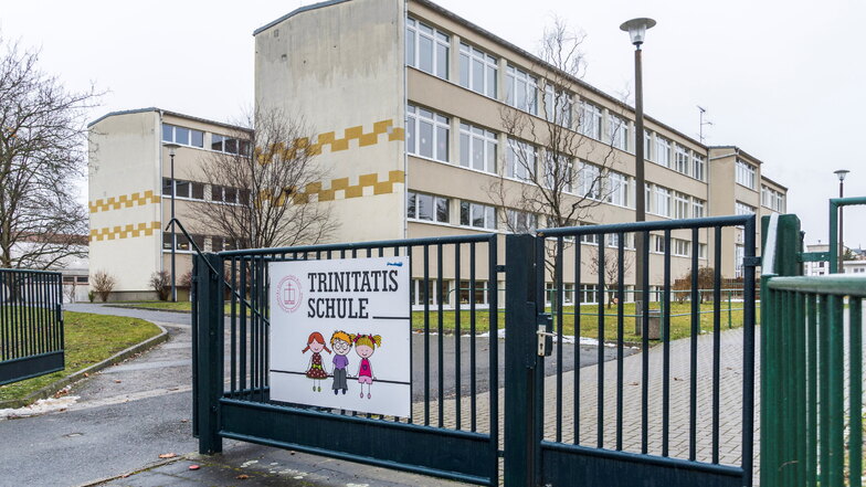 Die Trinitatisschule in Riesa vom Zugang an der Schillerstraße: Der zu DDR-Zeiten errichtete Typ-Dresden-Bau soll ab 2023 saniert werden.