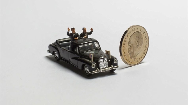 Die Schätze der Sammlung: Der Matchbox-Mercedes mit John F. Kennedy und dem ersten Bundeskanzler ist kaum größer als das Zwei-Mark-Stück.